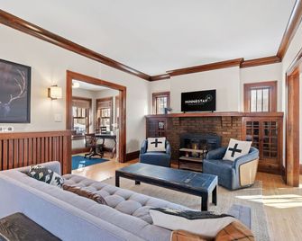 Fulton Lodge - Edina - Salon