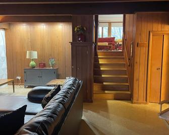 Welcome HOME to those looking to relocate for 3 months this summer.\n - Munster - Living room