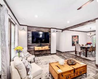 Brandnew Modern Farmhouse W/ Hot Tub, Playground, Kayaks & Fire Pits - Trinity - Living room
