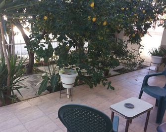 Costas Hostel Action - Pera - Patio