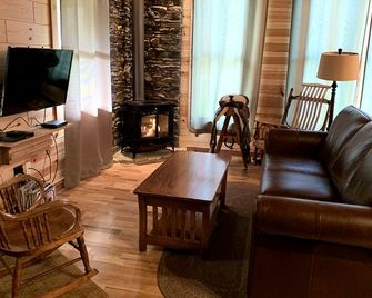 Deluxe Barn on a Horse Farm in Allegheny National Forest - Marienville - Living room