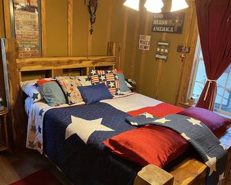 Angeltom Cabin & RV:20 Acre Woods - 16 pip + Jacuzzi + treehouse + UTV + 2ponds - La Grange - Ložnice