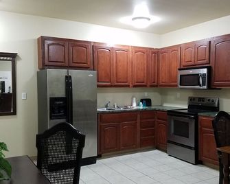 Crossroads Inn & Suites - Victoria - Cocina
