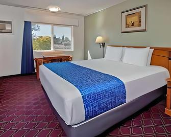 Econo Lodge - Red Bluff - Bedroom