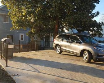 4br 2 Full Bath Sleeps 10 Large Yard 2 Cars - Washington, D.C. - Außenansicht