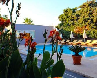 The Losh Hotel - יאליקבאק - בריכה