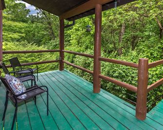Private cabin 3bed/2bath 15 min to STL & Scott’s AFB - Swansea - Balcony