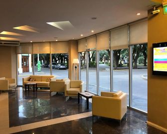 Howard Johnson by Wyndham San Pedro - San Pedro - Лоббі