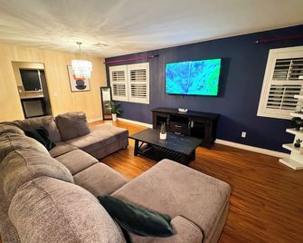 Spacious 4br Family Retreat: King Bed, Wi-Fi & Parking - Las Vegas - Living room