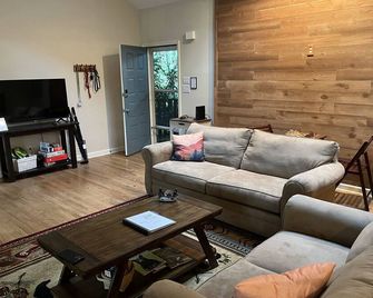 Cozy winter getaway - Sky Valley resort - no stairs - Dillard - Living room