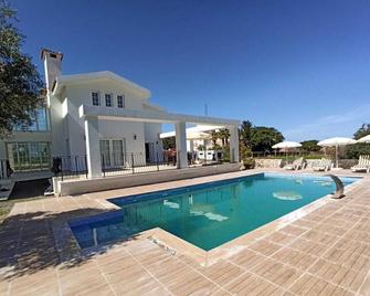 Villa With Swimming Pool - Lápithos - Zwembad