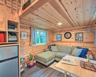 Modern Lynnwood Tiny House: 16 Mi to Seattle! - Lynnwood - Living room