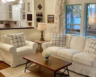 Boerne Garden Cottage - Steps from walking trails and historic downtown Boerne - Boerne - Wohnzimmer
