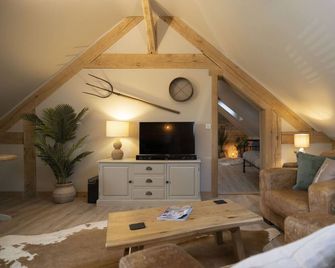 Romantic luxury barn in quaint countryside village - Wallingford - Wohnzimmer