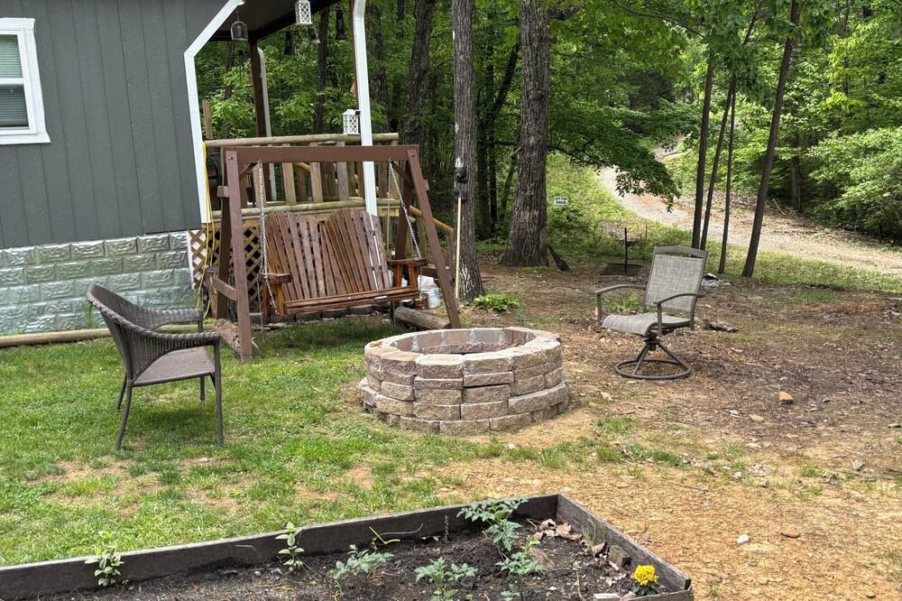 Cozy 1-bedroom cabin with WiFi, AC in charming Mammoth Cave Hiking in the area - Mammoth Cave - Patio