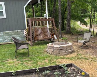 Cozy 1-bedroom cabin with WiFi, AC in charming Mammoth Cave Hiking in the area - Mammoth Cave - Patio