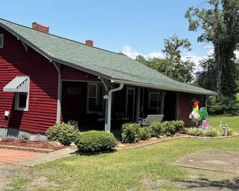 Fantastic 3-bedroom dog friendly retro farmhouse in charming Jonesville - Jonesville - Gebäude
