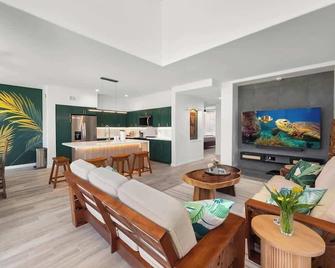 Treasure Retreat 3 bed Villa Kings Stylish Remodel - Waikoloa Village - Living room