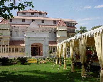 A Home For Nature Lovers - Jambughoda - Building