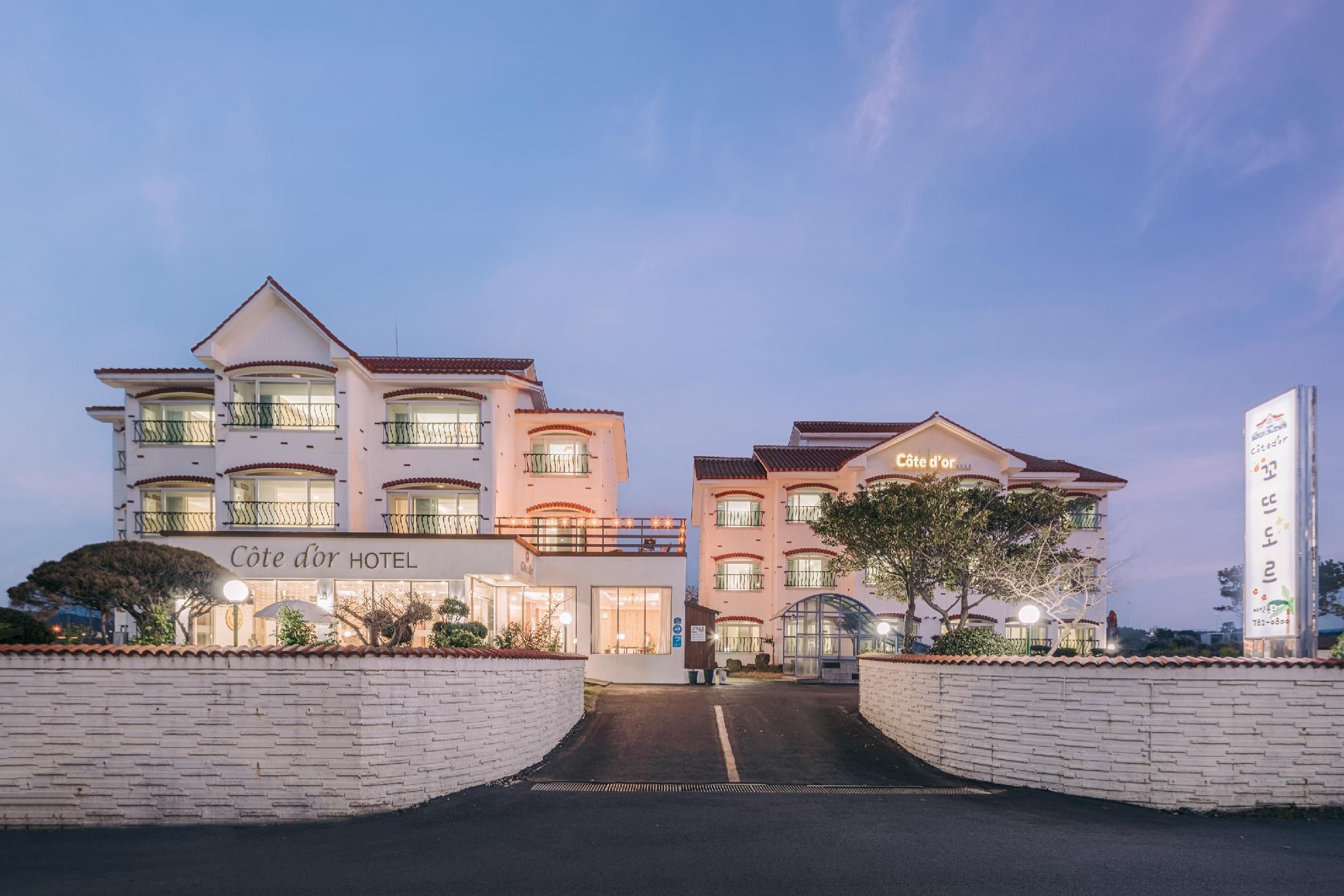 كوتي دور هوتل