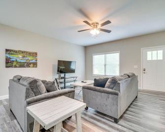 1 Mi to Dtwn Crossville: Spacious Home w/ Patio! - Crossville - Obývací pokoj