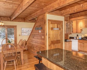 The Whimsical Chalet is a lovely cape on acres. Private setting less than 10 minutes to skiing. - Mount Holly - Salle à manger