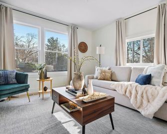 Suburban Haven: Cozy Escape with a Touch of Luxury - Homewood - Sala de estar