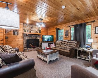 Relaxing Helen Cabin with Hot Tub & Fire Pit - Helen - Wohnzimmer