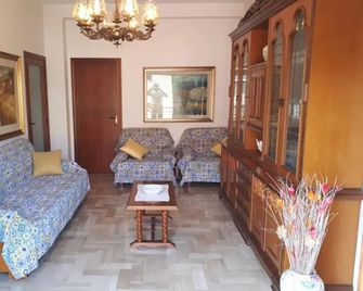 Comodo appartamento a due passi dalla stazione - Macerata - Living room