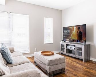 Luxury Downtown Townhome Unit 13 - Cleveland - Phòng khách