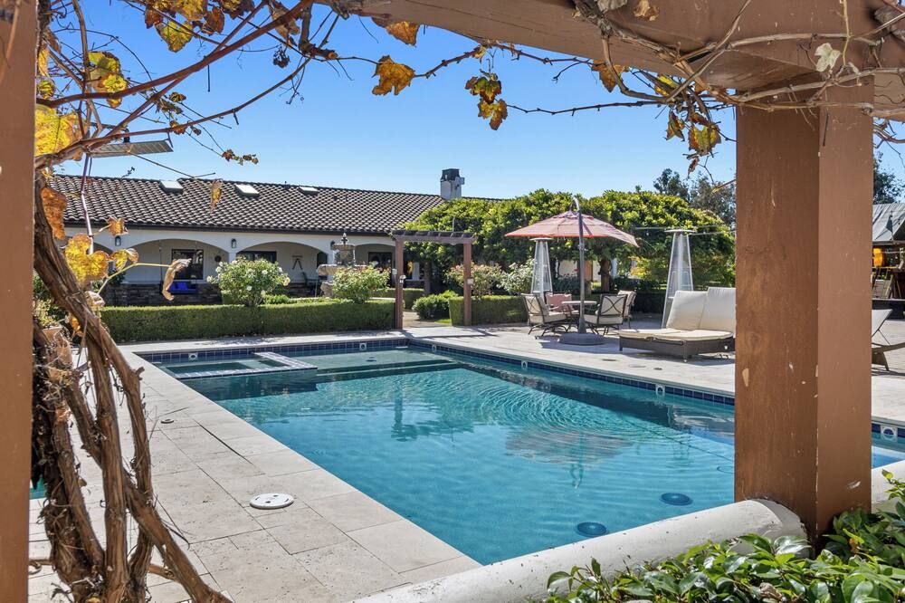 The Vine Estate - Luxury Spanish Hacienda with Pool Hot Tub& Two Primary Suites - Hollister - Piscina