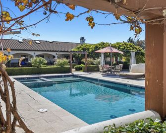 The Vine Estate - Luxury Spanish Hacienda with Pool Hot Tub& Two Primary Suites - Hollister - Zwembad