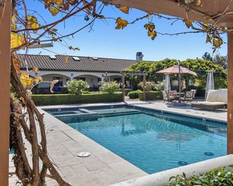 The Vine Estate - Luxury Spanish Hacienda with Pool Hot Tub& Two Primary Suites - Hollister - Piscina