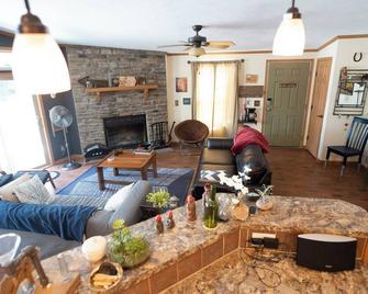 3BD vacation paradise on serene 55 acre lake - Wausaukee - Sala de estar