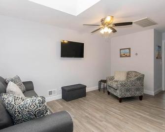 Private Beach! - Toms River - Wohnzimmer