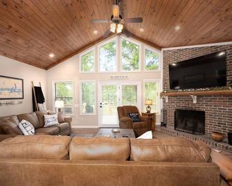 Paw Paw's Fish Tales Cabin on Lake Guntersville with 2 slip Boat Dock - Scottsboro - Sala de estar