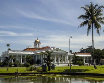 RedDoorz near Kebun Raya Bogor - Bogor - Edificio