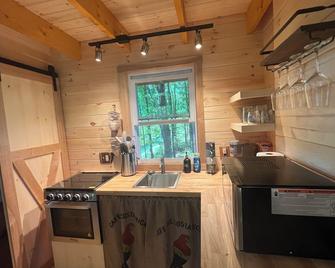 Charming 1-bedroom treehouse with WiFi, AC, Hot Tub in gorgeous Lincoln VT - Lincoln - Cocina