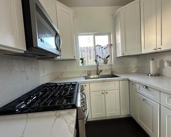 Charming 2-bedroom cottage with WiFi, AC in Santa Maria - Santa Maria - Kitchen