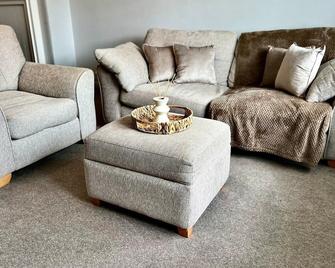 Entire Cosy Flat in Radlett - 3 Bedrooms -5 Beds - Sleeps 8 - Fast Train access into central London - Radlett - Living room