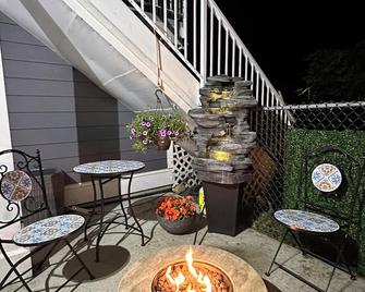 Sea to Sky Garden Spa Suite. All amenities and outdoor adventures await. - Courtenay - Patio