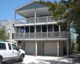 Historic District Ocean Block Lbi Duplex with free tram to the beach - Barnegat Light - Building