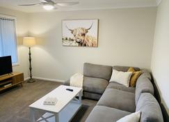 Family Favourite, Spacious 2 Bedroom Unit - Young - Sala de estar