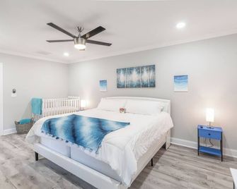 King Beds Hot Tub Arcade Gas Grill Firep - Winston-Salem - Bedroom