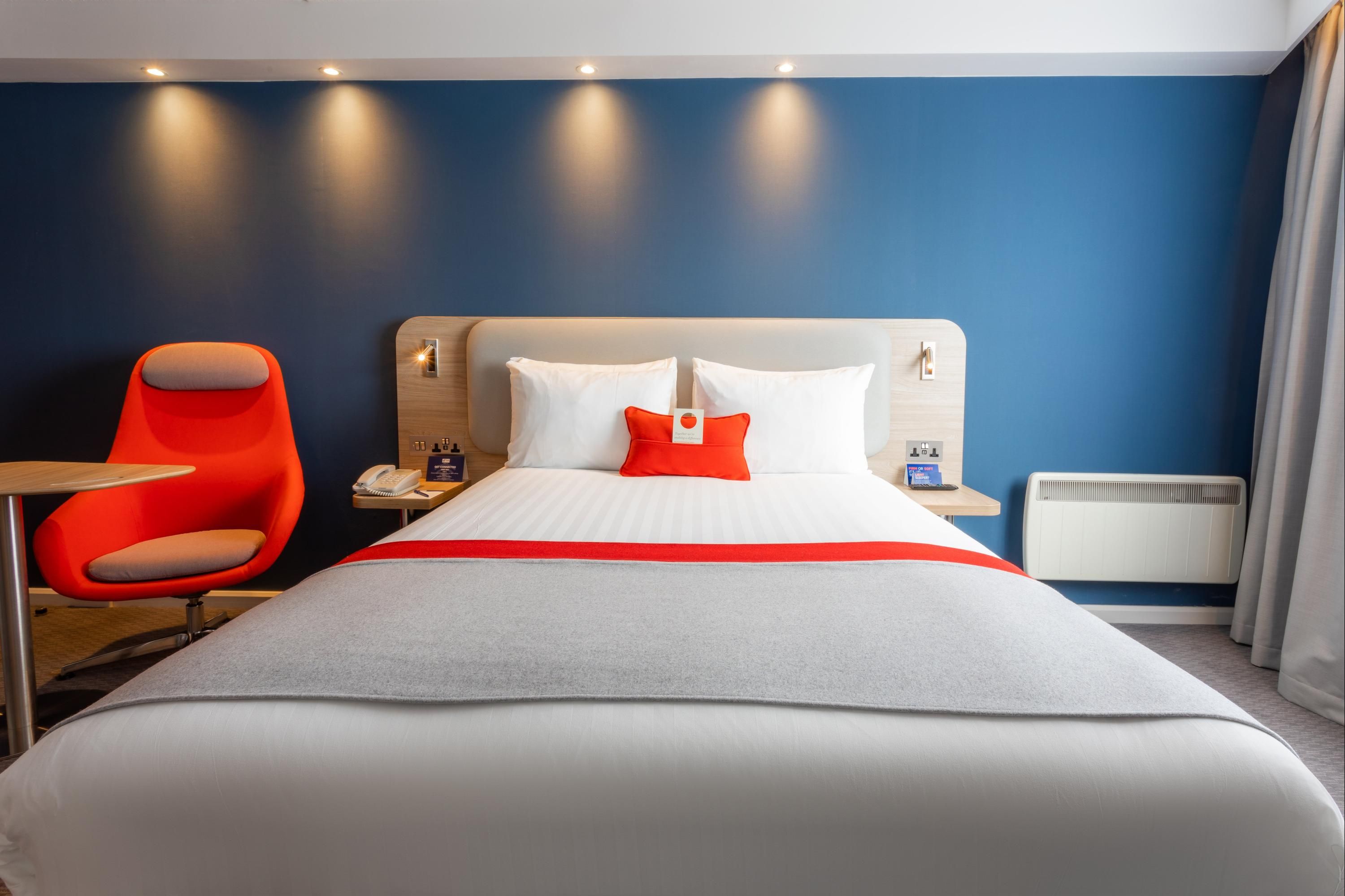 Bedroom view of Holiday Inn Express Glasgow - City Ctr Theatreland