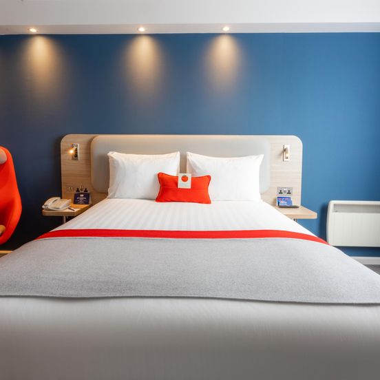 Bedroom view of Holiday Inn Express Glasgow - City Ctr Theatreland