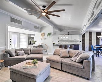 Modern Seminole Home w/ Patio, 3 Mi to Beach! - Seminole - Huiskamer