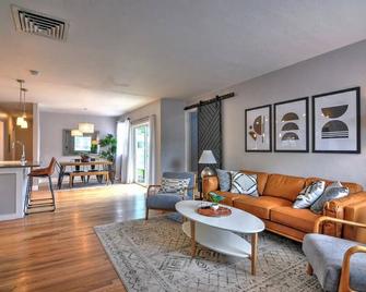 New Listing Downtown GJ Home w/ Outdoor Oasis & Hot Tub - Grand Junction - Living room