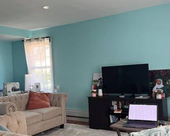 Serene 1-bedroom in a 3bd 2ba house with WiFi in The Bronx - Bronx - Wohnzimmer