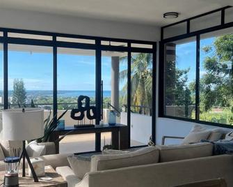 Spacious 5-bedroom house in amazing Mayagüez with amazing ocean views! - Mayagüez - Living room
